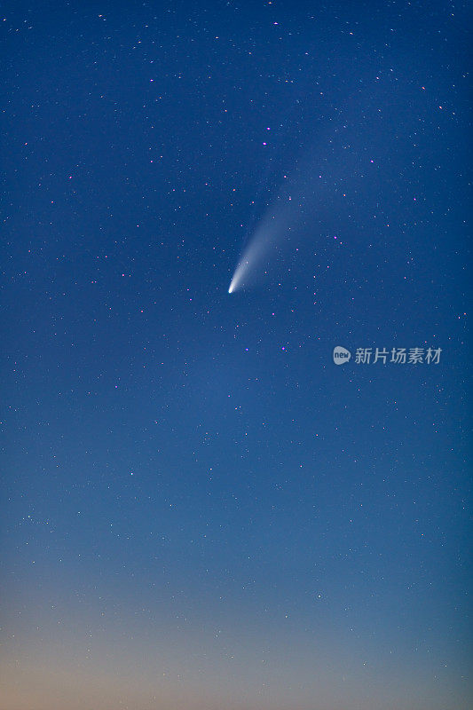 彗星C/2020 F3 Neowise在星空